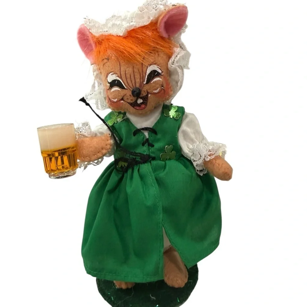 Annalee St.Patricks Day Irish Pub Girl Mouse with beer stein 7 inch